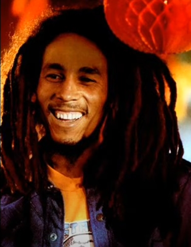 Robert Nesta Marley nasceu em 6/2/1945, filho de pais jamaicanos: Norval, capitão do Exército inglês, branco, e Cedella, jovem pobre e negra, nascida em Nine Mile, a mesma vila onde ela deu à luz Bob.  Reprodução: Flipar