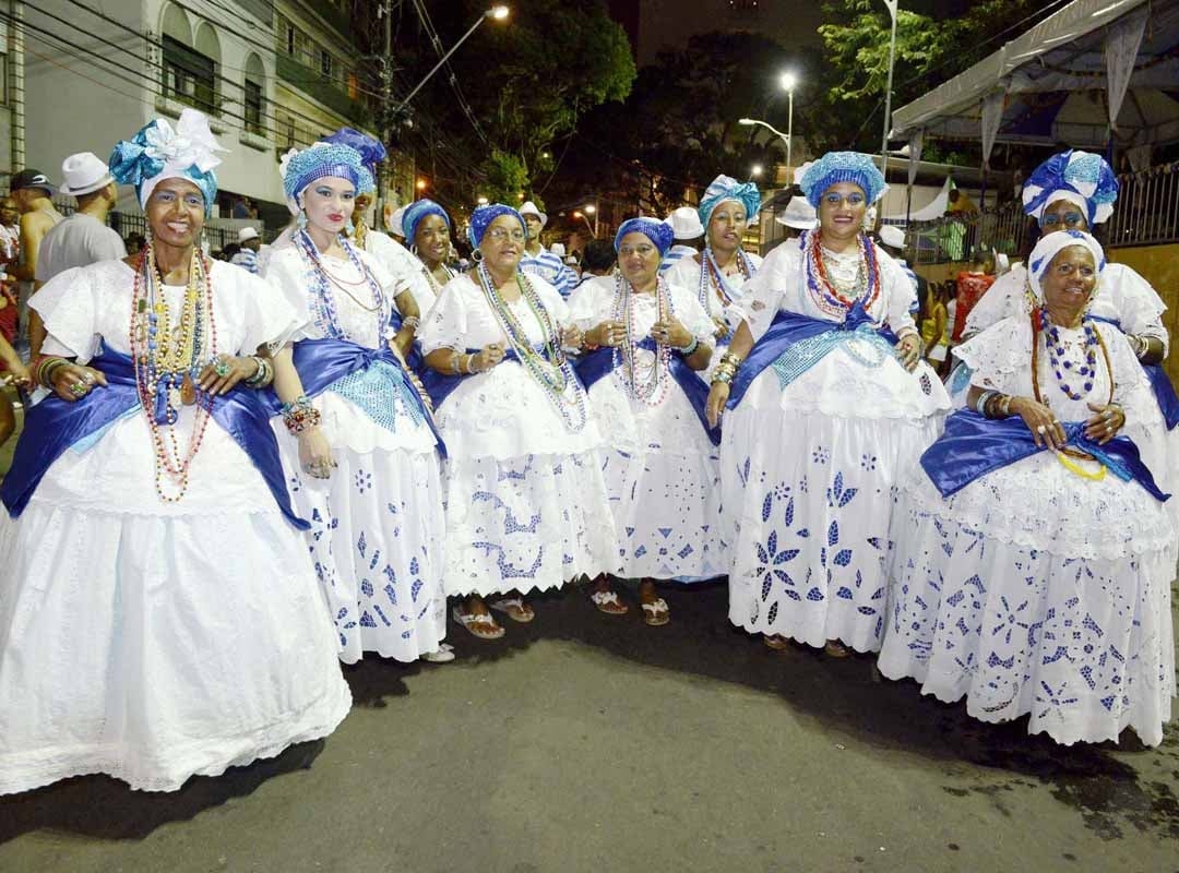 As baianas até hoje representam também a força espiritual e religiosa que sempre esteve ligada aos das escolas. Com o tempo, elas passaram a ser compostas por mulheres mais experientes na comunidade da escola. Durante algum tempo, ela até foi quesito de julgamento. Contudo, mesmo depois de deixar de contar pontos, elas continuam sendo obrigatórias. Reprodução: Flipar