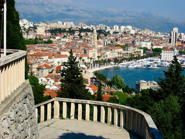 2) Split (Croácia), 73 pontos: Com suas ruas de paralelepípedos, becos encantadores e a atmosfera animada da Riva, Split oferece uma mistura única de história, cultura e beleza litorânea. Reprodução: Flipar