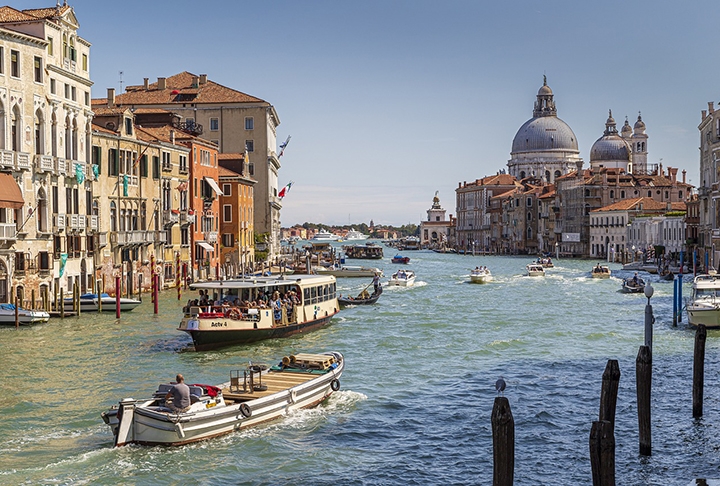 Veneza integra a lista de patrimônio da humanidade desde 1987. Uma das cidades mais visitadas do mundo, a cidade de Veneza está situada em uma lagoa no Mar Adriático e é composta por 118 pequenas ilhas que são ligadas por pontes e canais.  Reprodução: Flipar