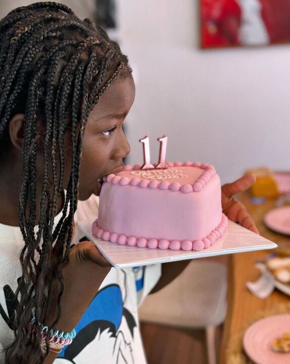 Títi e seu bolo de aniversário Reprodução: Instagram