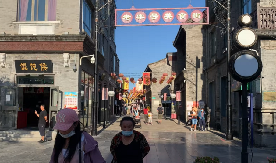 Rua Qianmen, em Pequim.. Foto: Reprodução/Youtube MUST CITY WALK 21.10.2022