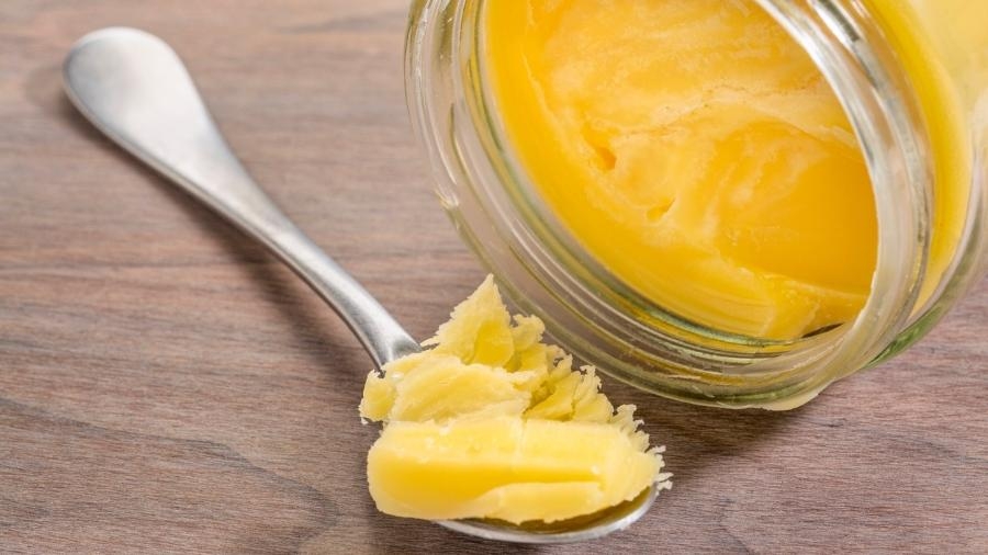 O ghee (manteiga clarificada) é adulterado com gorduras vegetais ou outros tipos de manteiga para reduzir custos. A fraude é motivada pelo valor elevado do ghee puro e pela alta demanda. Reprodução: Flipar