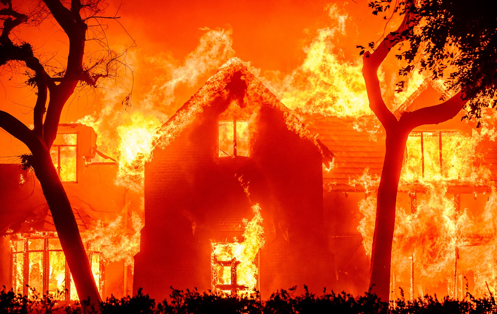 Uma casa é tomada pelas chamas durante o incêndio de Eaton na área de Altadena, no Condado de Los Angeles, Califórnia, em 8 de janeiro de 2025 Josh Edelson/AFP