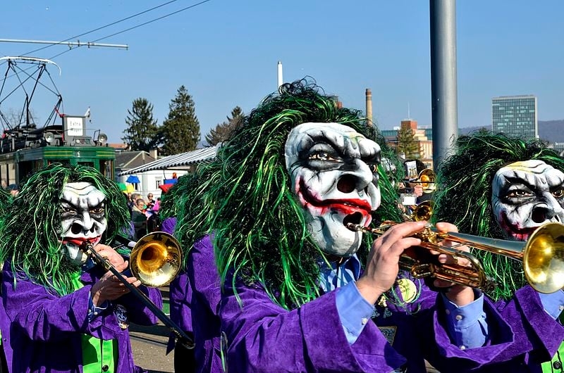 Basileia, na Suíça - Denominado Fasnacht, o maior Carnaval suíço começa na segunda-feira que antecede a Quarta de Cinzas e dura 72 horas. Bandas de músicos e blocos de mascarados desfilam pelas ruas da cidade localizada às margens do rio Reno.  Reprodução: Flipar