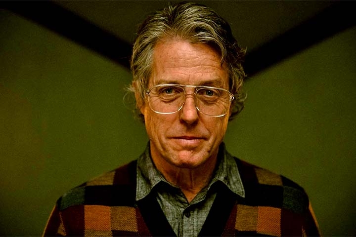 Famoso por seus papéis em comédias românticas, como “Quatro Casamentos e um Funeral” (1994) e “Um Lugar Chamado Notting Hill” (1999), Hugh Grant recebeu fartos elogios por seu desempenho em “Herege”, demonstrando versatilidade em um gênero totalmente distinto na pele de um vilão ardiloso. 
 Reprodução: Flipar