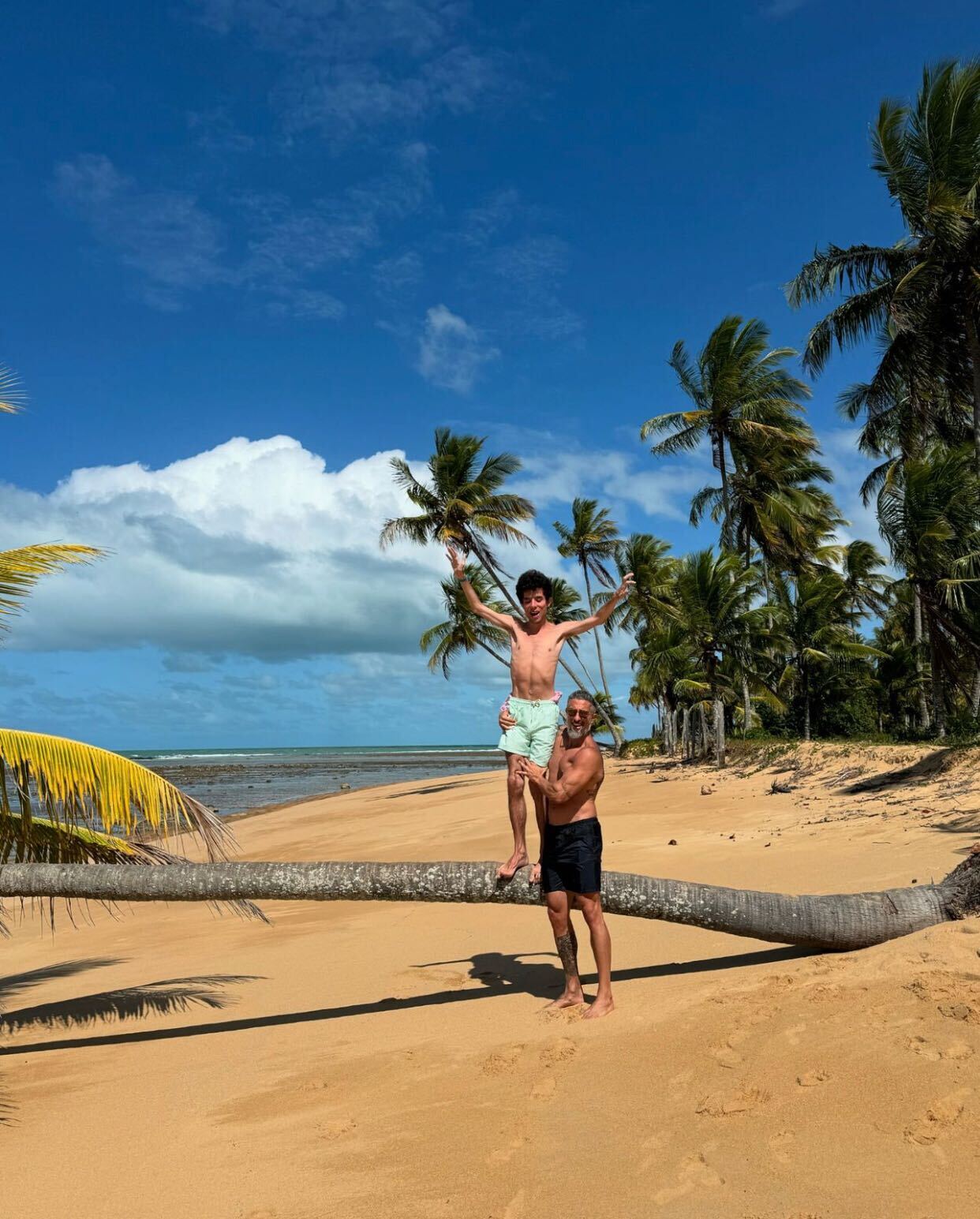 O apresentador do Domingão está na Bahia com a esposa e os filhos Reprodução/Instagram