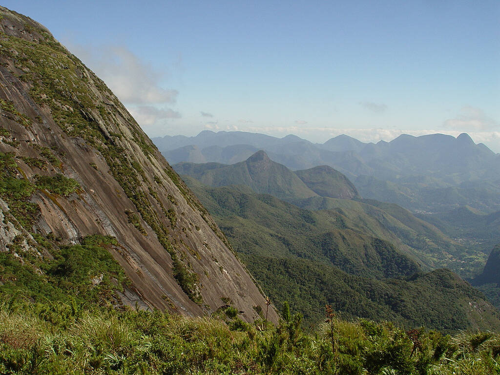 O Parque Nacional da Serra dos Orgãos é uma ótima forma de explorar a natureza montanhosa dos arredores de Teresópolis. Foto: Reprodução/Flickr