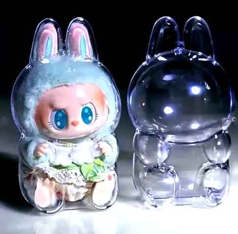 Ele compõe o universo de criaturas imaginárias que o artista desenvolveu ao longo dos anos, ganhando destaque no chamado mercado de “designer toys” - os brinquedos feitos especialmente para colecionadores, muitas vezes em edições limitadas. 
 Reprodução: Flipar