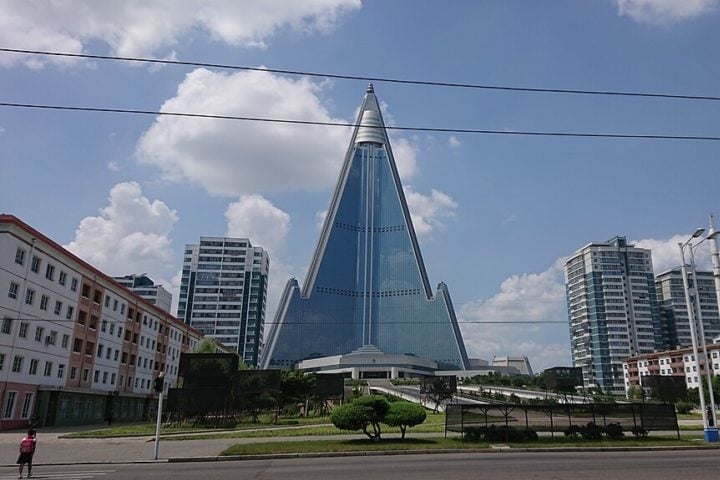 Apesar de retomadas ocasionais, o edifício continua incompleto. Finalizá-lo custaria cerca de US$ 2 bilhões (em torno de R$ 11,42 bilhões), mas, por enquanto, ele permanece como um símbolo da má gestão. Reprodução: Flipar