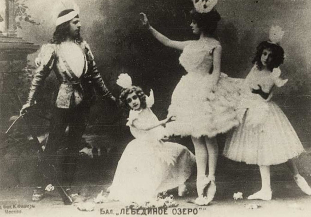 O Lago dos Cisnes é um balé dramático em quatro atos de 1876 do compositor russo Piotr Ilitch Tchaikovski e libreto de Vladimir Begitchev e Vasily Geltzer, com estreia em 1877 no Teatro Bolshoi (Moscou). Reprodução: Flipar