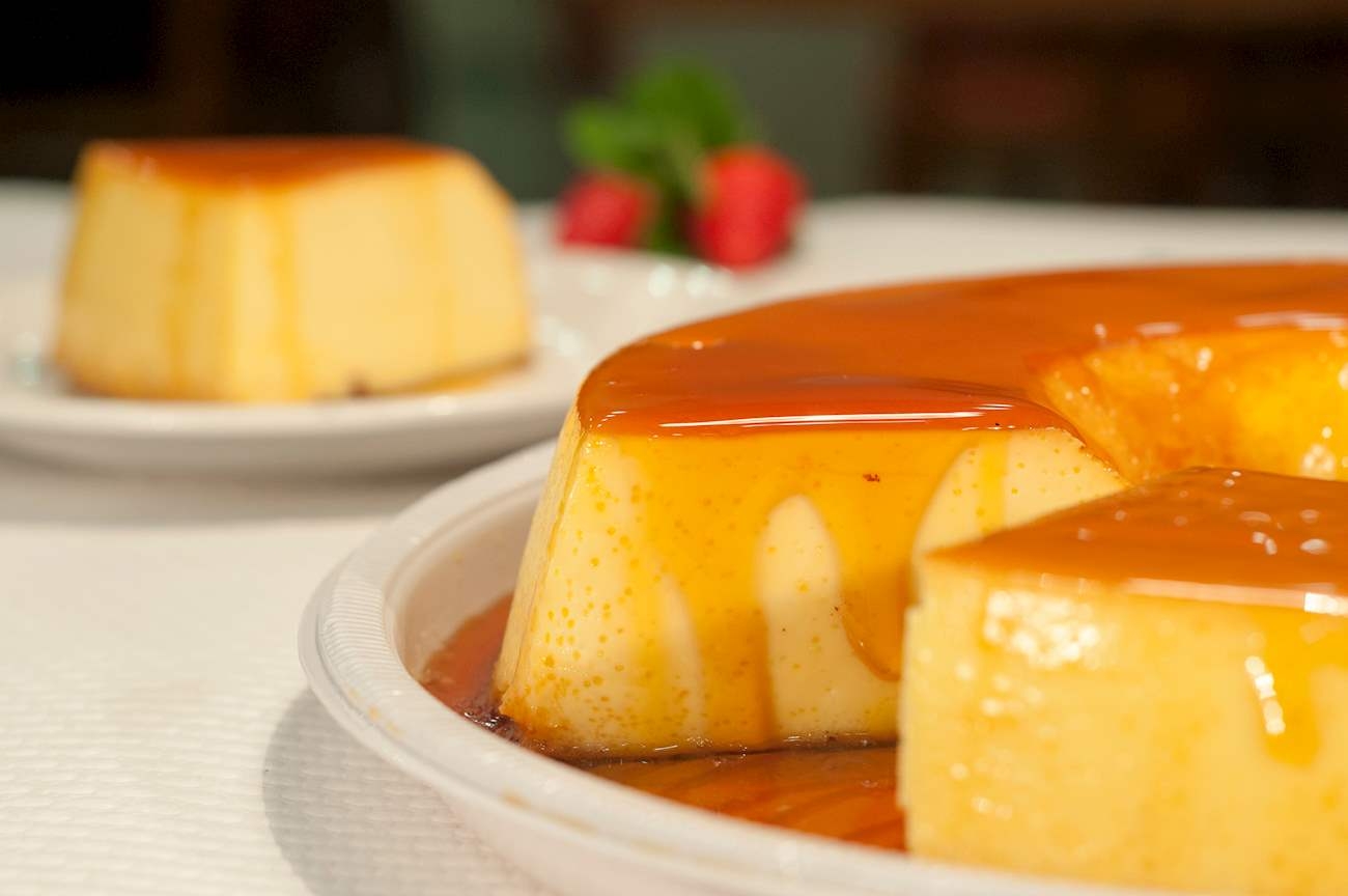 32º - Pudim de leite condensado (Brasil): Esta sobremesa tradicional brasileira é uma espécie de pudim cremoso coberto de caramelo. Embora existam tantas variações da sobremesa quantas famílias no Brasil (e em toda a América Latina), os ingredientes padrão do pudim de leite condensado incluem leite condensado, leite integral normal, ovos e açúcar. Reprodução: Flipar