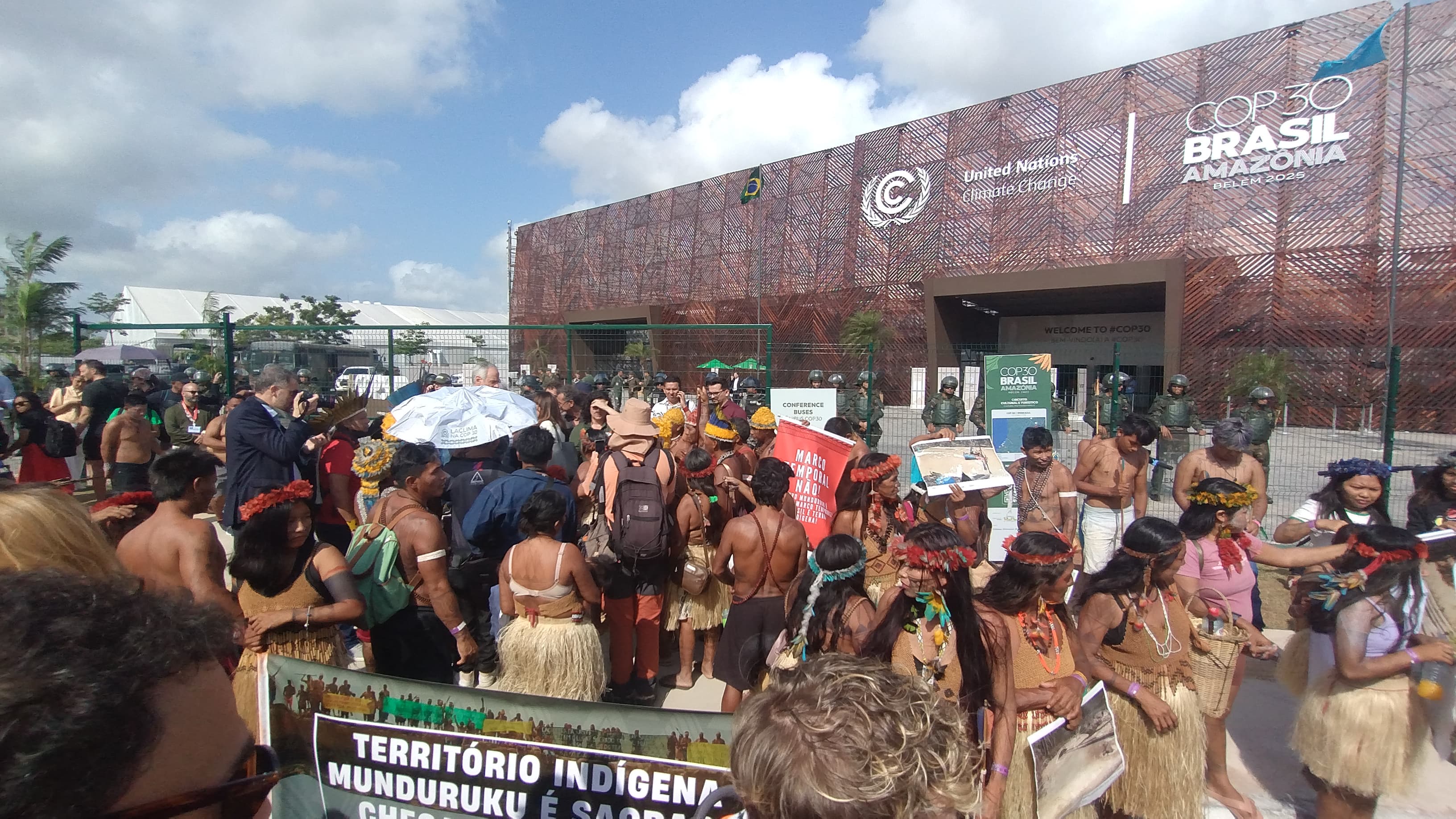 Protestos indígenas na sede da COP30. Foto: Michelle Valente / enviada especial do Portal iG