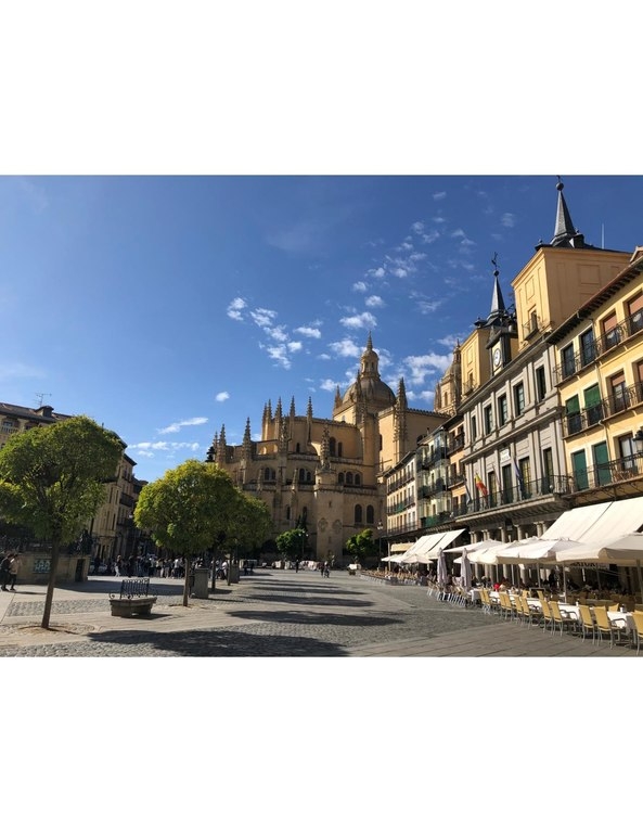 Também na comunidade de Castela e Leão fica Segóvia.  A cidade tem o título de Patrimônio da Humanidade, concedido pela Unesco em 1985. É conhecida internacionalmente pelo aqueduto romano. E a sua Plaza Mayor concentra importantes construções, como o Teatro Juan Bravo, a Igreja de São Miguel e a catedral metropolitana.  Reprodução: Flipar