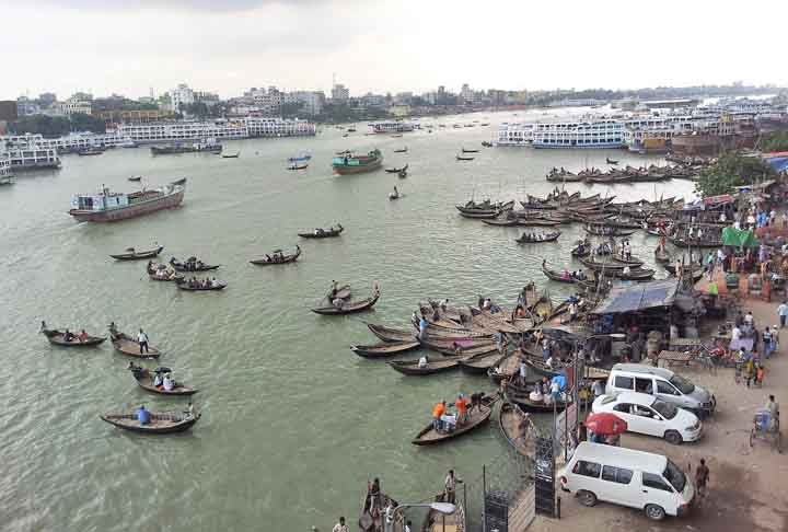 Rio Buriganga- Com extensão de 18 km, é o principal rio que passa por Daca, capital de Bangladesh. Tanto a nascente como a foz ficam em Dhaleshwari River. Reprodução: Flipar