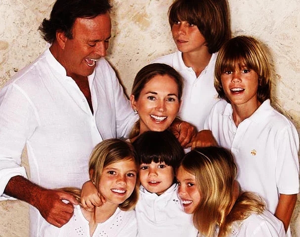 Julio Iglesias - O cantor espanhol, que está em seu segundo casamento tem 8 filhos. Um deles ficou famoso: o cantor Enrique Iglesias, que tem tripla cidadania (espanhola, filipina - por causa da mãe - e americana, tendo se radicado nos EUA).  Reprodução: Flipar