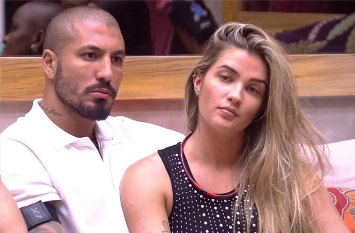 No BBB 15, Aline Gotschalg e Fernando Medeiros viveram um romance e seguem juntos fora da casa, mesmo depois do envolvimento dele com Amanda Djehdian na edição. Atualmente, ela é influencer, enquanto ele é comentarista de basquete e produtor cultural. Eles são pais de Lucca. Reprodução: Flipar