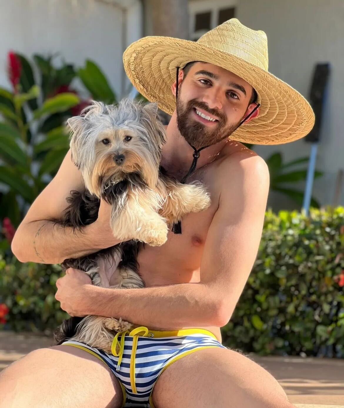 Heitor Aguiar posa com cachorrinha enquanto renova bronzeado Reprodução Instagram - 31.10.2024