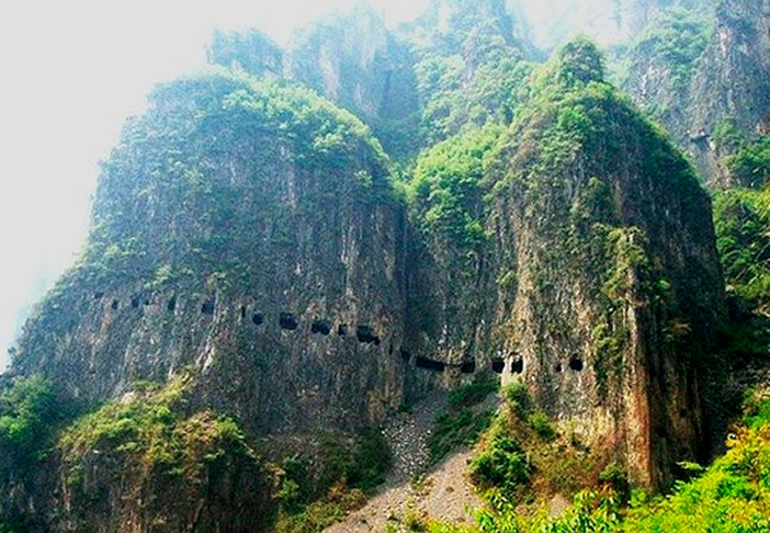 Em dias de chuva, as paredes e pisos do túnel ficam escorregadios e cachoeiras se formam na encosta da montanha, com risco de graves acidentes. Reprodução: Flipar