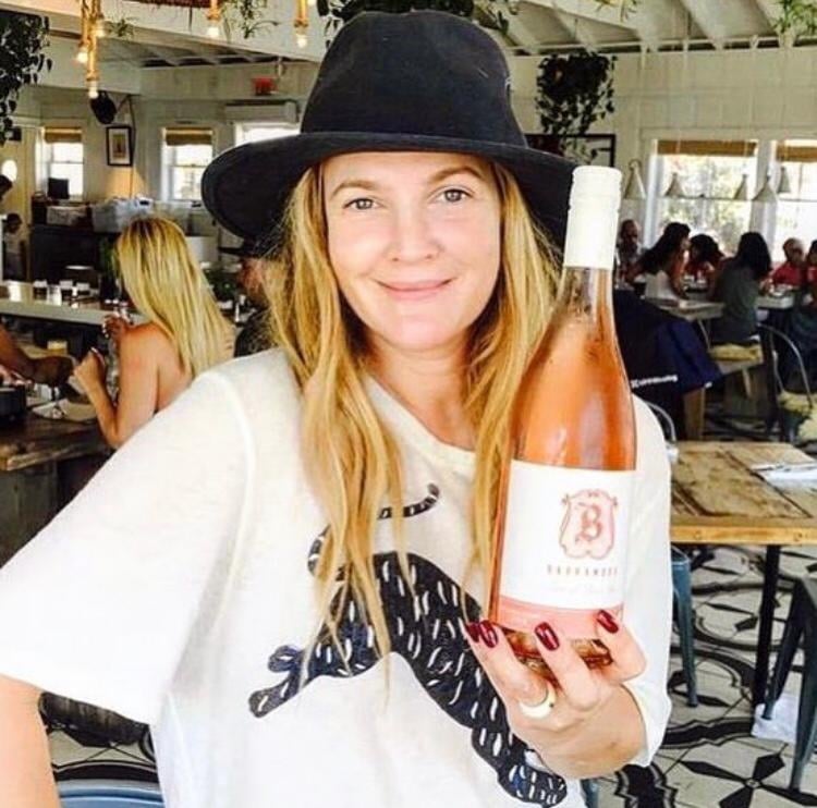 Drew Barrymore - A atriz lançou a “Barrymore Wines” em 2011. Ela diz que criou a marca em homenagem à família e às viagens pela Itália. Reprodução: Flipar
