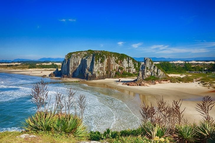 8) Torres, Brasil: A cidade costeira do Rio Grande do Sul é conhecida por formações rochosas imponentes ao longo da costa. Torre Norte (ou Morro do Farol), a Torre do Meio (ou Morro das Furnas) e a Torre Sul, na praia da Guarita, são pontos famosos. Reprodução: Flipar