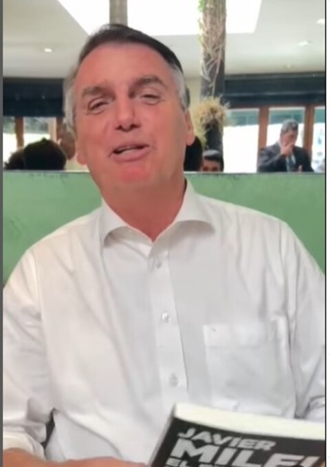 Alinhado ao ex-presidente brasileiro Jair Bolsonaro, que chegou a postar vídeo de apoio ao candidato, Milei defende o livre acesso às armas por parte da população. Reprodução: Flipar