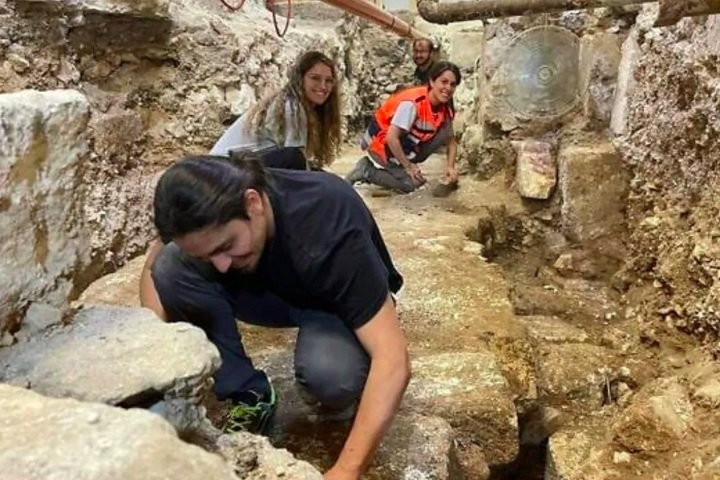 A escavação, liderada pela arqueóloga Francesca Romana Stasolla, revelou estruturas e objetos antigos, como uma base de mármore do século IV, moedas, cerâmicas e restos de alimentos, indicando práticas religiosas e peregrinações. Reprodução: Flipar