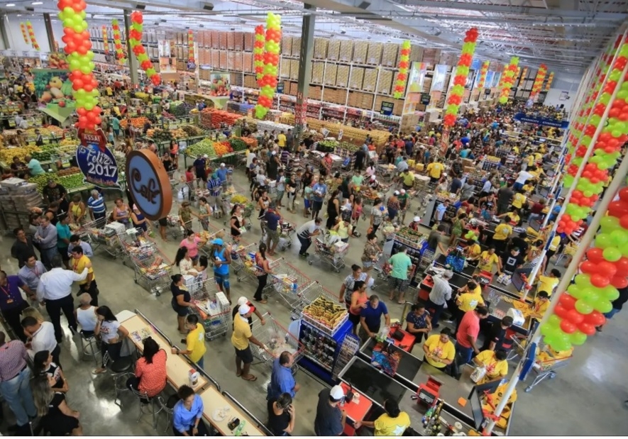 Os supermercados no Brasil têm papel fundamental na vida cotidiana, como centros de abastecimento e conveniência para milhões de brasileiros. Esses estabelecimentos, que surgiram no país na década de 1940, evoluíram significativamente ao longo dos anos, refletindo mudanças econômicas, sociais e culturais.  Reprodução: Flipar