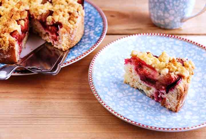 A fruta também pode ser usada em bolos, muffins e pães, agregando sabor e nutrientes às receitas. Além disso, a ameixa é uma ótima base para geleias e compotas. Reprodução: Flipar