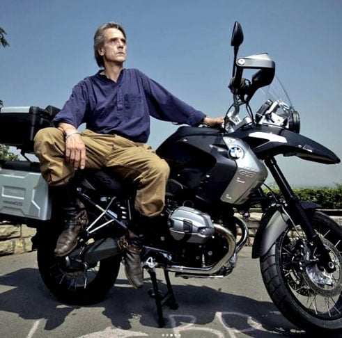 Jeremy Irons - O ator britânico é um dos mais fiéis no uso de motos. São décadas de prática. Em maio deste ano (2022), foi visto saindo do teatro numa moto com a esposa Sinead Cusack. Moto sempre, no dia a dia.  Reprodução: Flipar