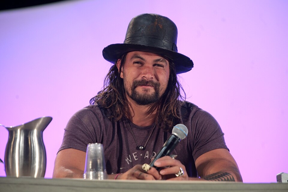 Momoa é conhecido por sua personalidade divertida e acessível, o que o torna um artista muito querido dos fãs.

 Reprodução: Flipar