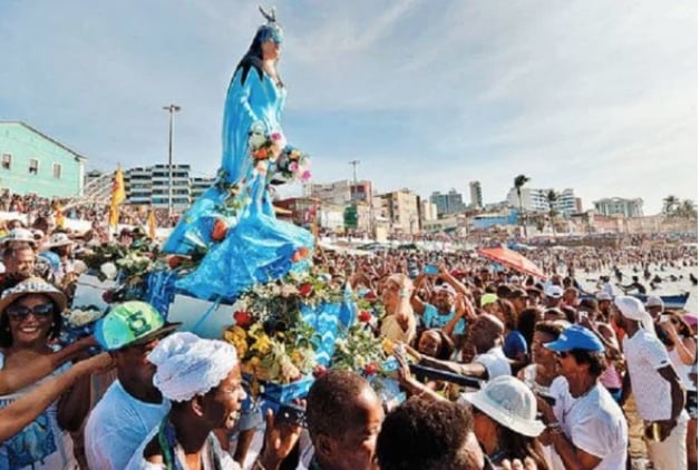 Os devotos de Iemanjá e Nossa Senhora dos Navegantes acreditam que as duas divindades são equivalentes, e que ambas podem proteger os marinheiros e pescadores do perigo.  Reprodução: Flipar