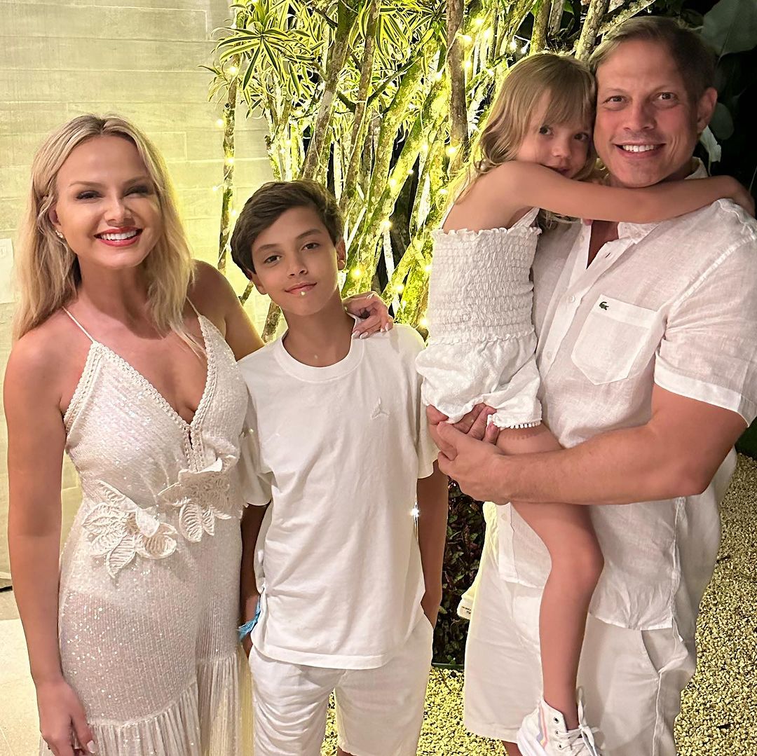 Eliana com o marido, Adriano Ricco, e os filhos, Arthur e Manuela no Réveillon de 2024 Reprodução/Instagram - 28.03.2024