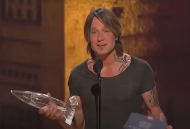 Keith Urban recebeu inúmeros prêmios, incluindo até mesmo quatro Grammys. Todos entre 2005 e 2010 pela Melhor Performance Vocal Country Masculina. Reprodução: Flipar