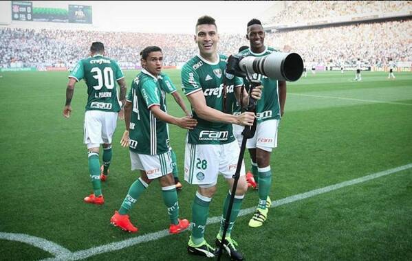 Moisés marca o primeiro gol do Palmeiras diante do Corinthians. Foto: Reprodução/Instagram