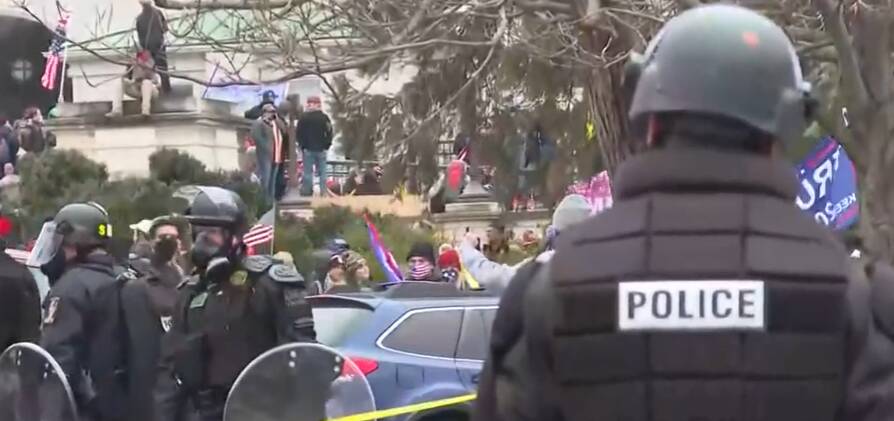 Manifestantes cercaram e invadiram o Congresso americano durante a cerimônia de certificação da vitória de Joe Biden.. Foto: Reprodução/CNN
