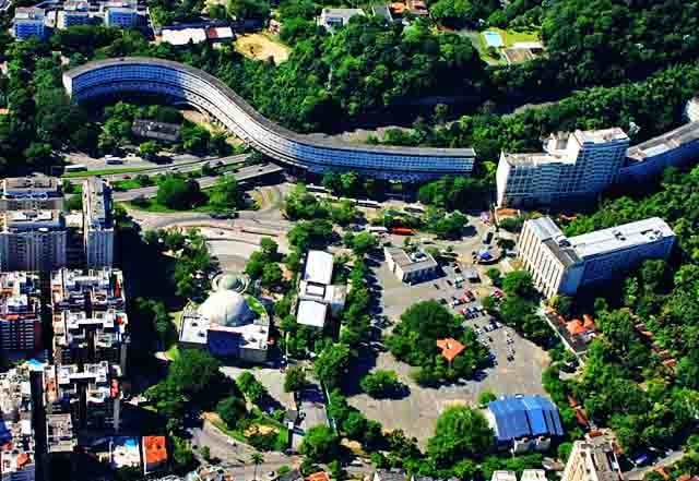 Localizado na zona sul da cidade, a região é cercada pela natureza e ao mesmo tempo perto do centro. O alto valor dos imóveis é resultado da boa infraestrutura, das ruas cheias de árvores e da presença de escolas e centros culturais importantes. Reprodução: Flipar