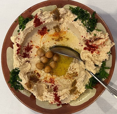 Além de saboroso, o homus é altamente nutritivo, fornecendo uma combinação equilibrada de proteínas, gorduras saudáveis e fibras. Reprodução: Flipar