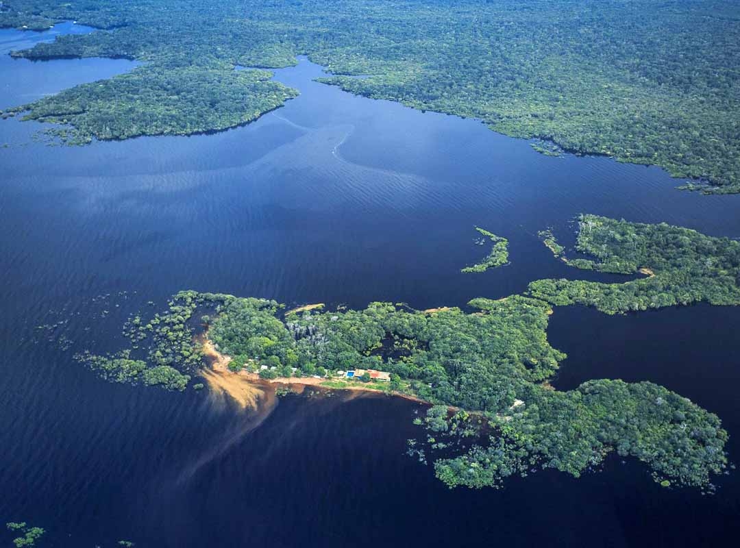 Parque Nacional de Anavilhanas, Amazonas: Localizado no coração da Amazônia brasileira, esse parque é conhecido por abrigar o maior arquipélago fluvial do mundo, composto por mais de 400 ilhas durante a estação seca e mais de 1.000 ilhas durante a estação chuvosa, formando um labirinto natural impressionante. Reprodução: Flipar