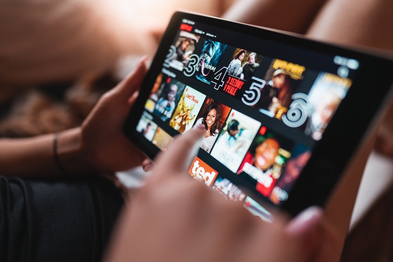 Outra forma de educar a criança é deixar que ela participe de uma decisão. Por exemplo, antes da assinatura de um plano de TV, ela pode olhar as opções de canais infantis. Junto com os pais, a criança pode dizer sua preferência e perceber que o acesso depende de pagamento. Portanto, se não usar não vale a pena manter.  Reprodução: Flipar