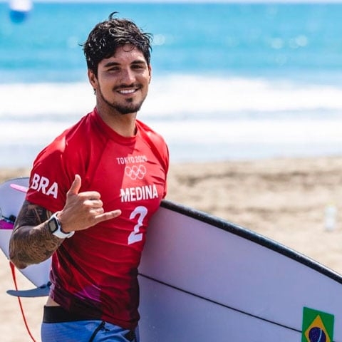 A mãe chegou a dizer que se afastou porque achava a modelo controladora. Por conta das brigas, Medina parou de falar até com sua irmã mais nova, a também surfista Sophia. Reprodução: Flipar