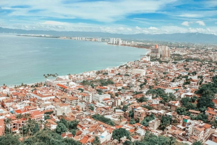 Puerto Vallarta também é um ótimo destino para ecoturismo, com atividades como observação de baleias, passeios de barco e trilhas na Sierra Madre. A gastronomia local, com frutos do mar frescos, é outro grande atrativo. Reprodução: Flipar