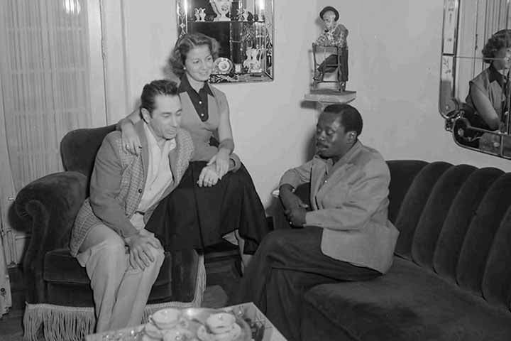 Em sua vida pessoal, Grande Otelo teve de lidar com episódios trágicos. Em 1941, casou-se com Lúcia Maria Pinheiro, que acabou matando seu filho de seis anos, enteado do ator, e se suicidando em seguida. Depois, uniu-se a Olga Vasconcellos, com quem teve quatro filhos. Mais tarde, casou-se com a dançarina Joséphine Hélène. 

 Reprodução: Flipar