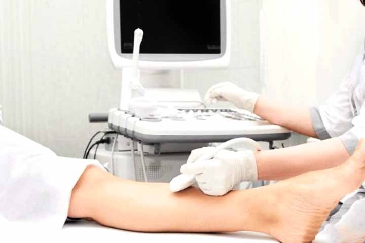 Esse exame avalia a anatomia das veias e a presença de refluxo - fluxo de sangue voltando para baixo. Ele serve também para descartar tromboses.
 Reprodução: Flipar