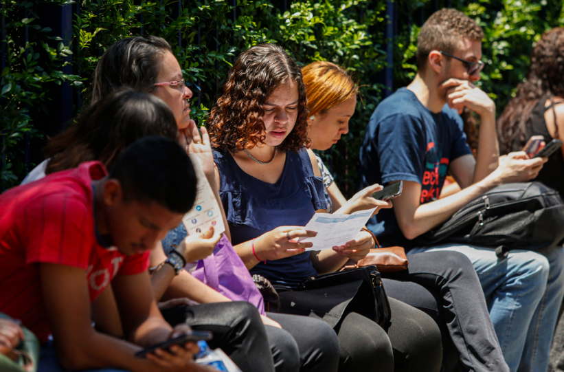 Estudantes e pais na Universidade Paulista no bairro do Paraíso Paulo Pinto/Agência Brasil - 05/11/2023