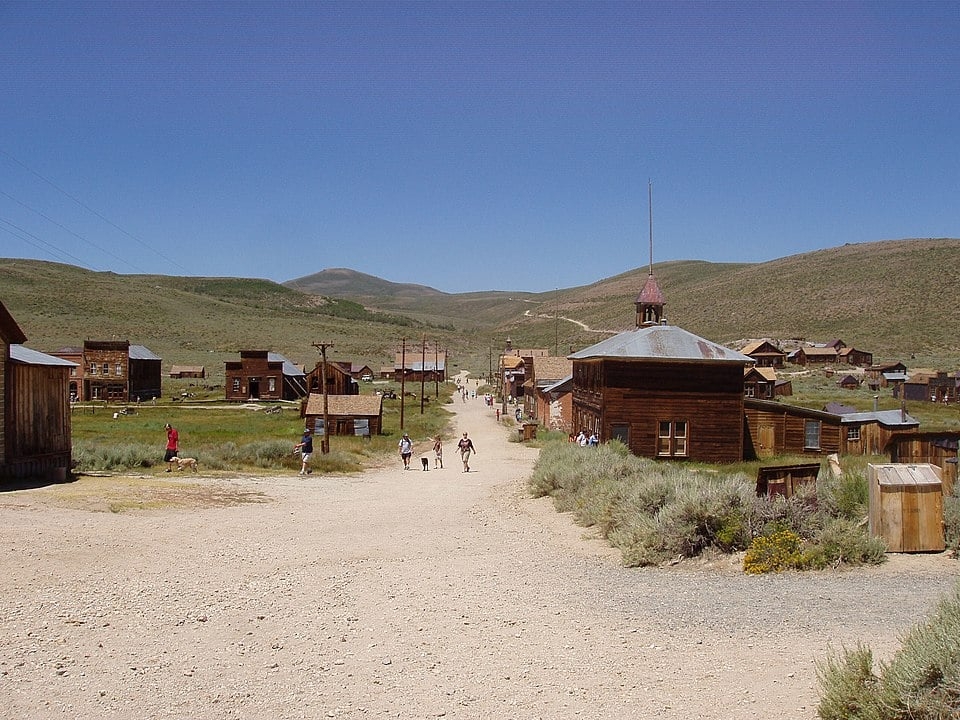 Bodie (EUA) - Fica na Califórnia. Inaugurada em 1857, foi importante na época da corrida do ouro. Chegou a ter 10 mil habitantes.  Reprodução: Flipar