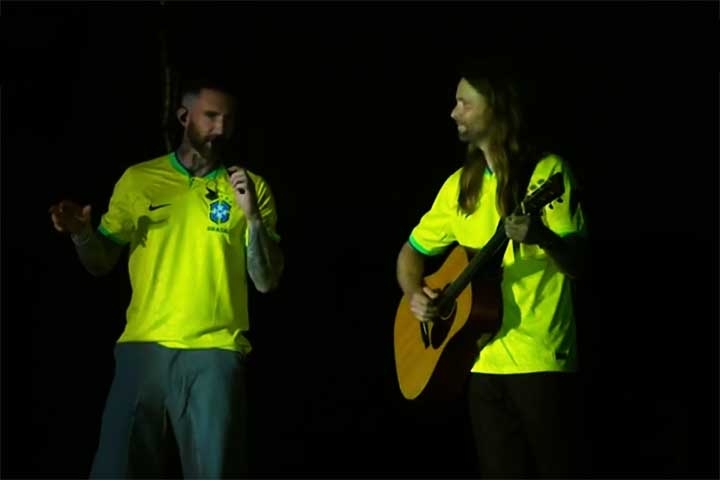 Na ocasião, a banda empolgou o público ao surgir vestindo camisas da Seleção Brasileira e cantar sucessos como Sugar e She Will Be Loved. 
 Reprodução: Flipar