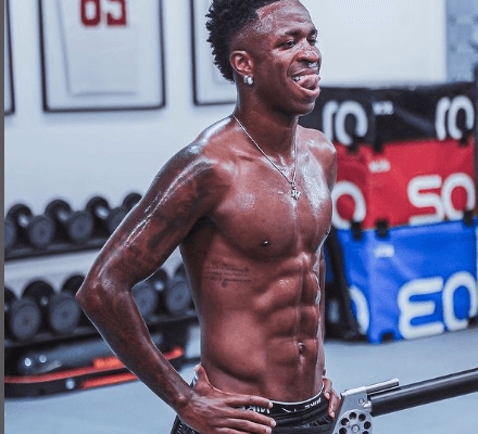 A presença de seu nome atrelado a um astro do futebol brasileiro fez a modelo ganhar milhares de novos seguidores no Instagram, mas também a deixou exposta aos ataques e ofensas. - Foto: Reprodução/Instagram