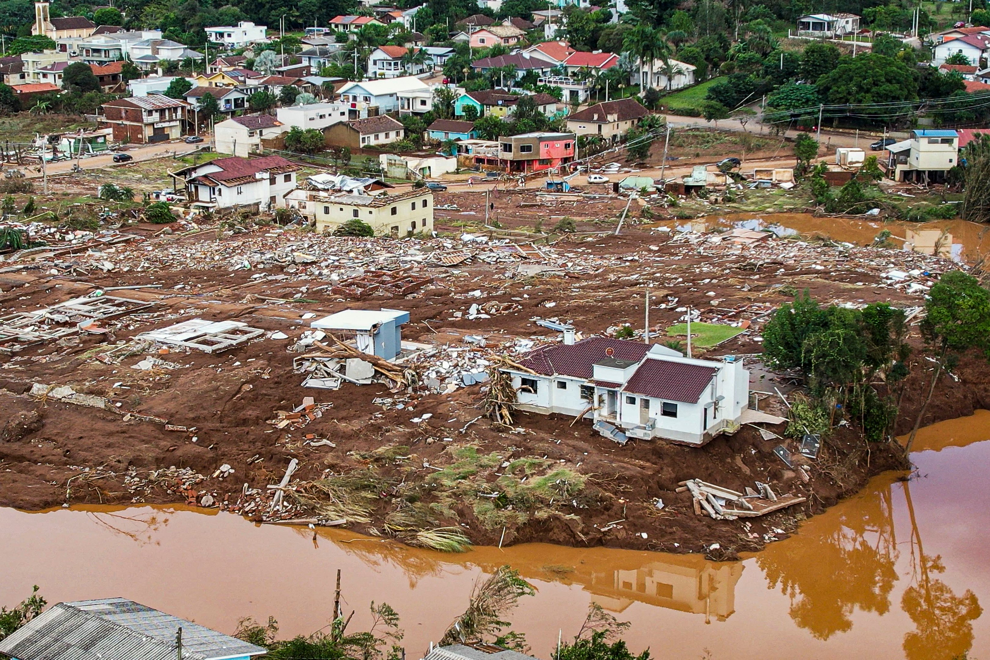 Vista aérea mostrando casas destruídas por enchentes em Roca Sales. Foto: Gustavo Ghisleni/AFP - 05/05/2024