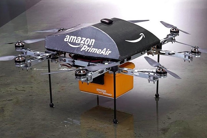 Empresas como a Amazon estão experimentando o uso de drones para entregas rápidas de mercadorias. Esse tipo de serviço ainda está em fase de desenvolvimento, mas promete revolucionar o comércio eletrônico e a logística. Reprodução: Flipar